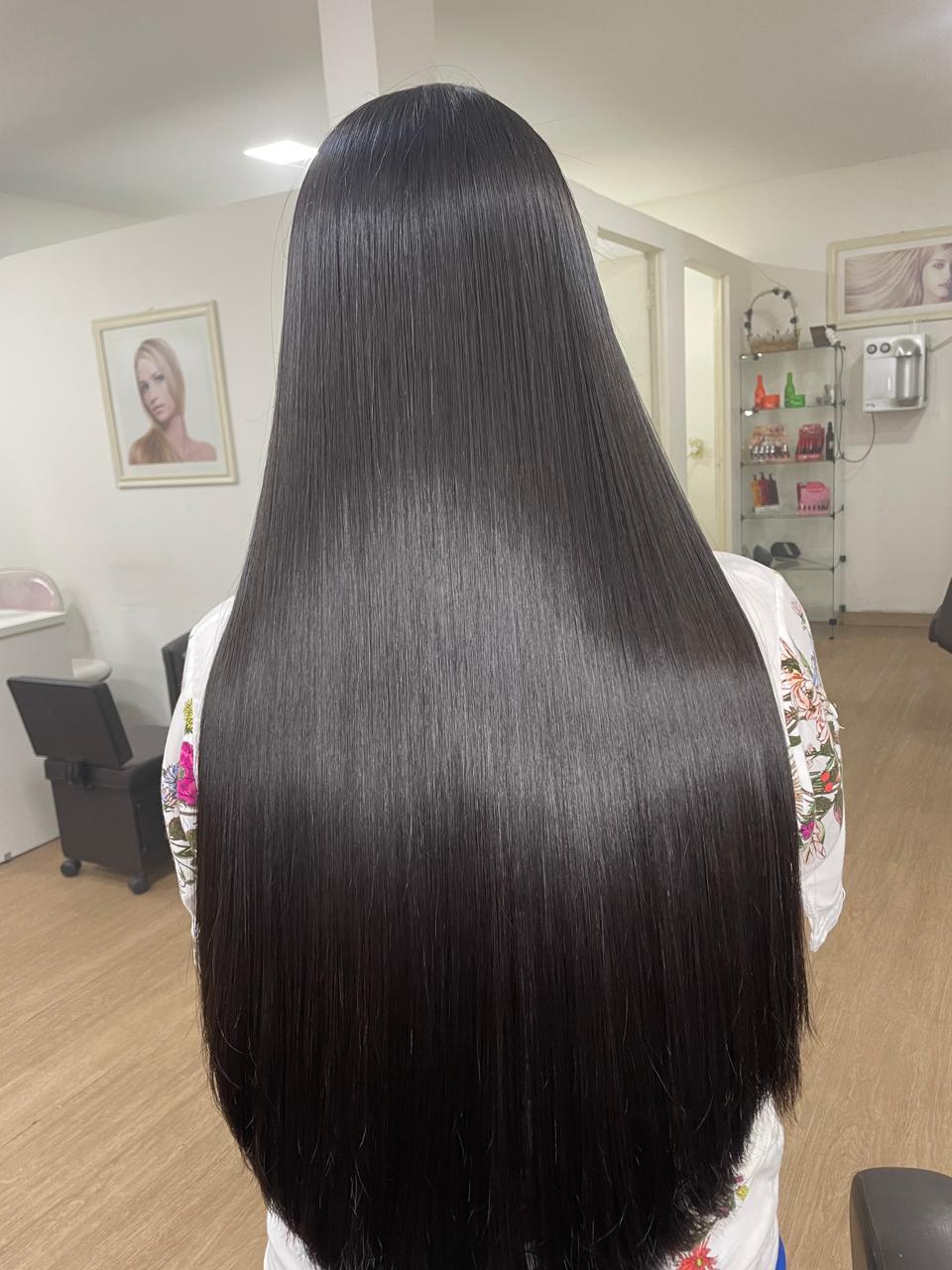 Cabelo castanho liso e brilhante após alisamento