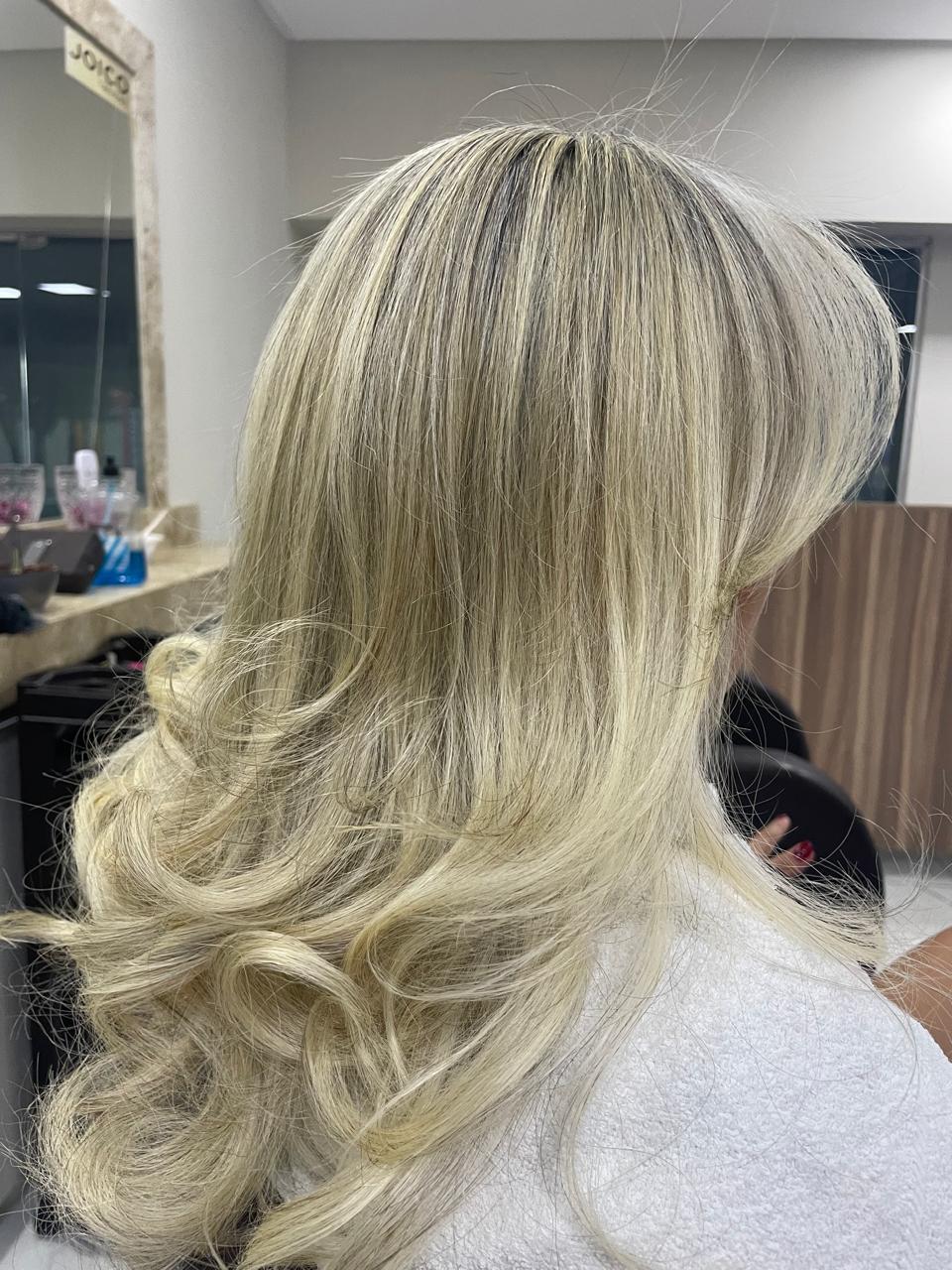 Mechas loiras com raiz esfumada