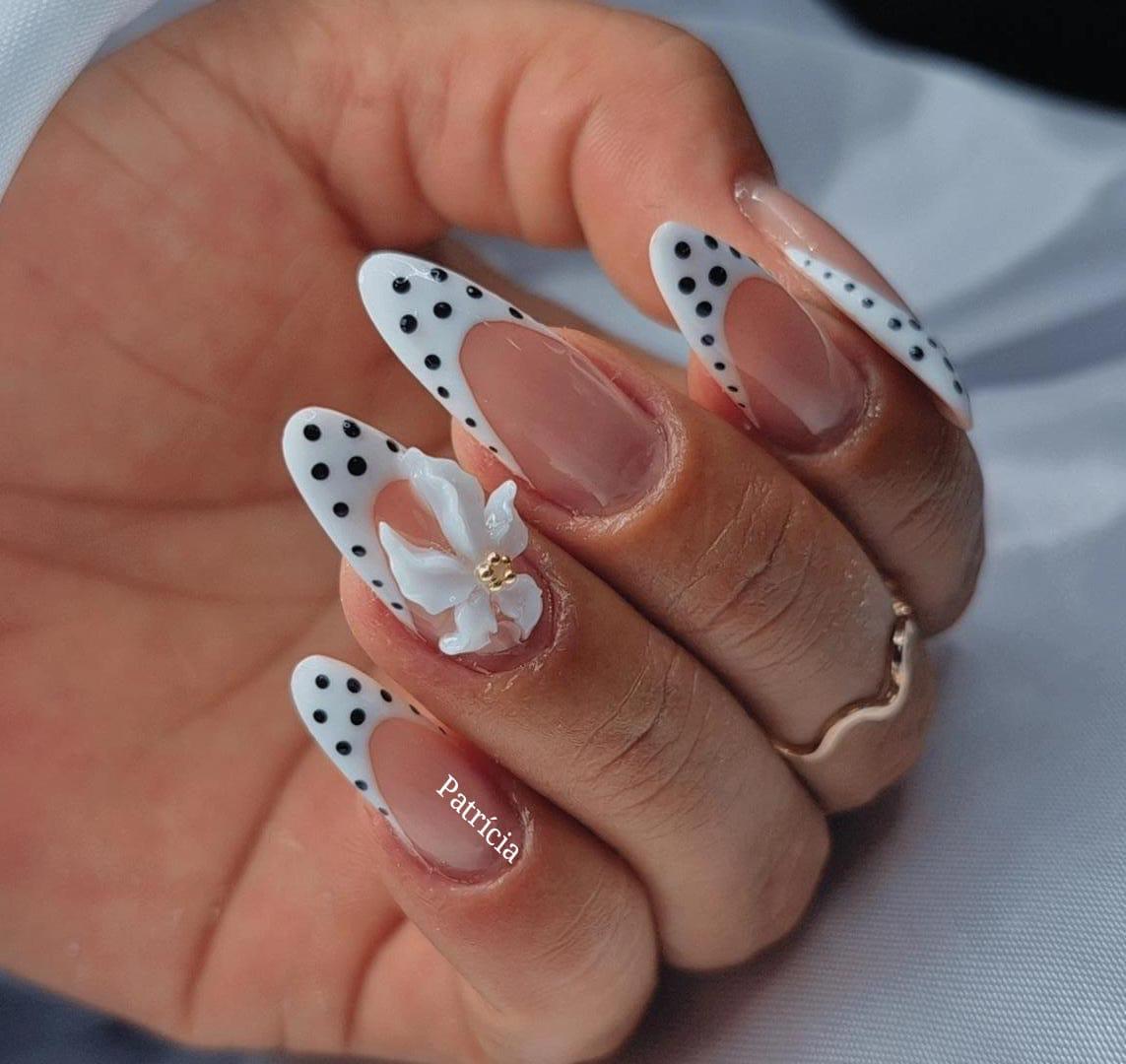 Unhas decoradas com poá e flor em 3D