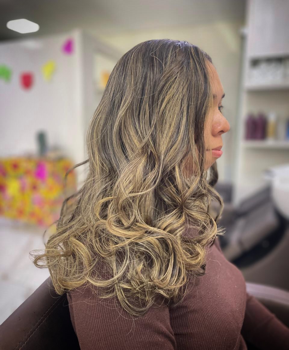 Morena iluminada com reflexos suaves
