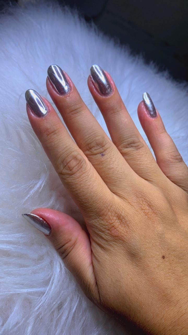 Unhas com efeito cromado espelhado
